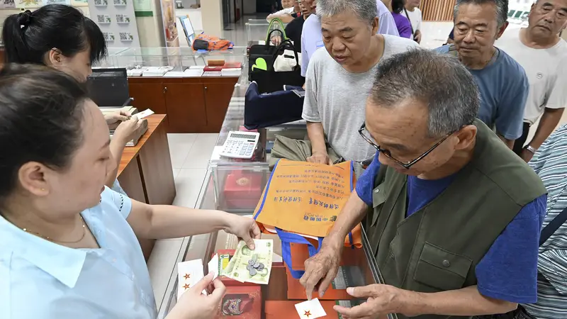8月1日中国邮政发行《中国人民解放军军旗、军徽、军歌》纪念邮票全套3枚
