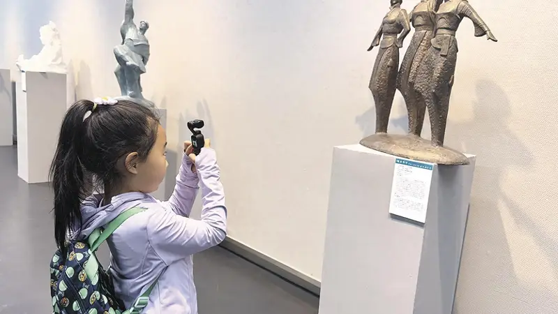 近百件雕塑展出呈现青海湖立体形象