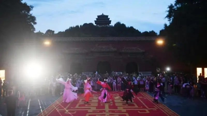 视点|沉浸式夜游,景山公园推出《中轴长明之景山奇喵夜》