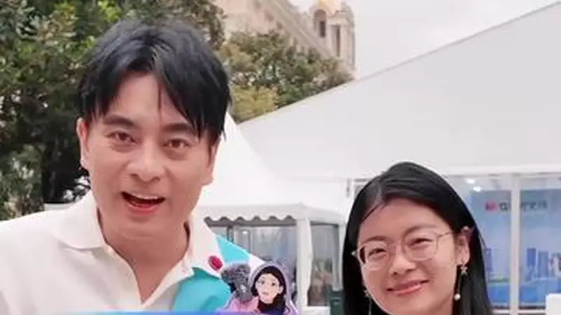 和演员陈龙逛上海书展,看AI创意如何打开老字号
