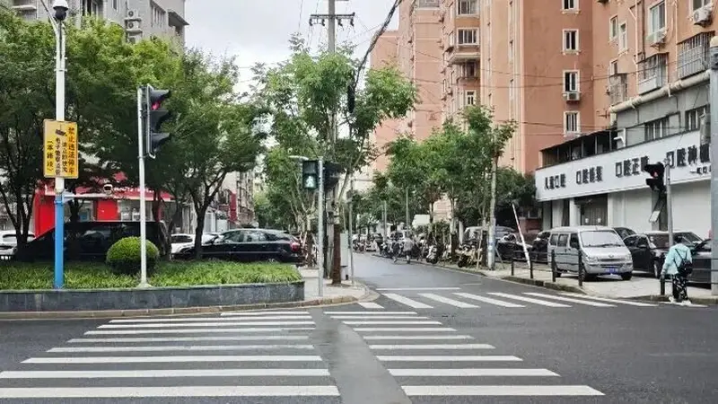 路口绿化带挤占人行道，如何还路于民？