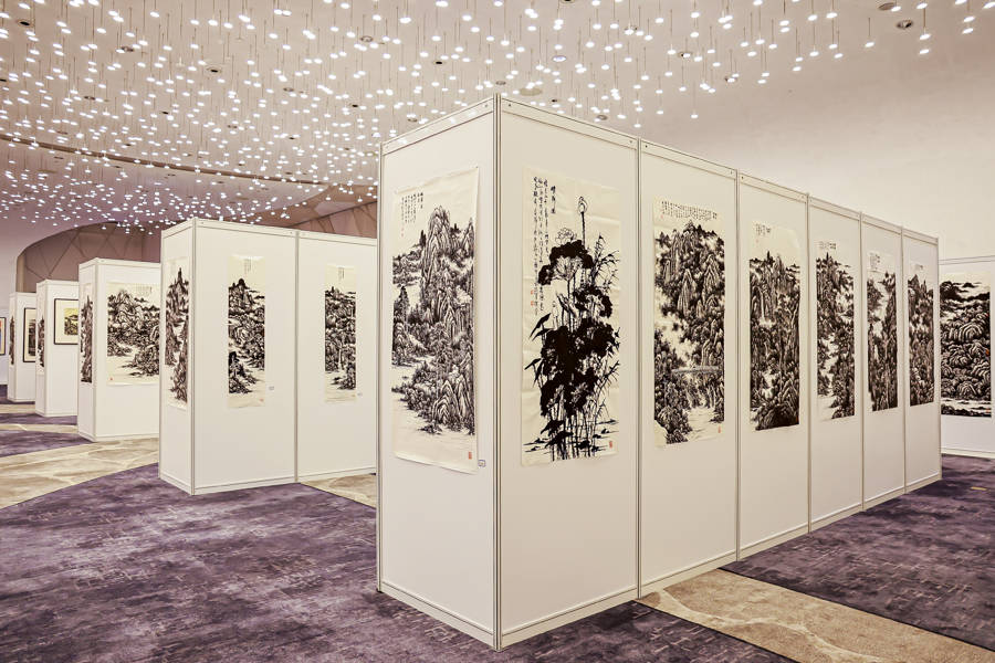 追求极致的黑与白，他用焦墨画出江淮雄风