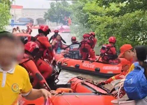 他席地而坐，在雨中吃饭！本人回应