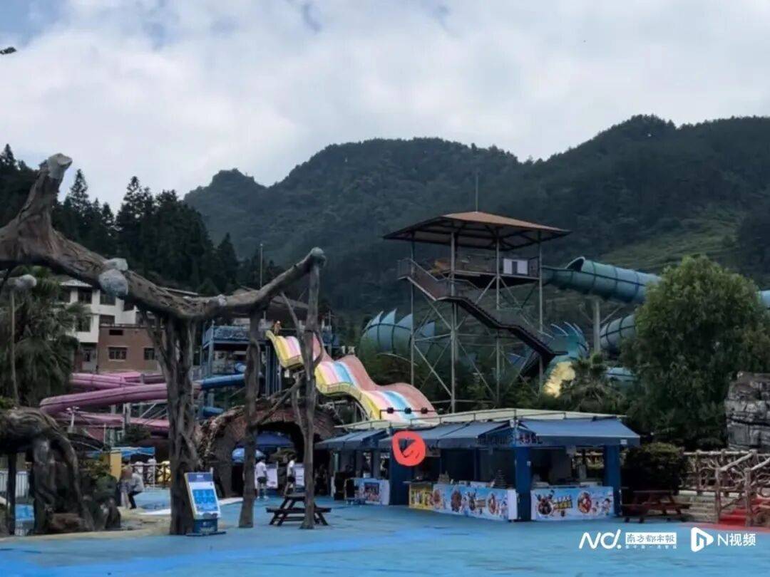 游客称在贵阳一景区玩彩虹滑梯时“人毯分离”受伤，景区：游客或因紧张未抓稳，医疗费用已赔付