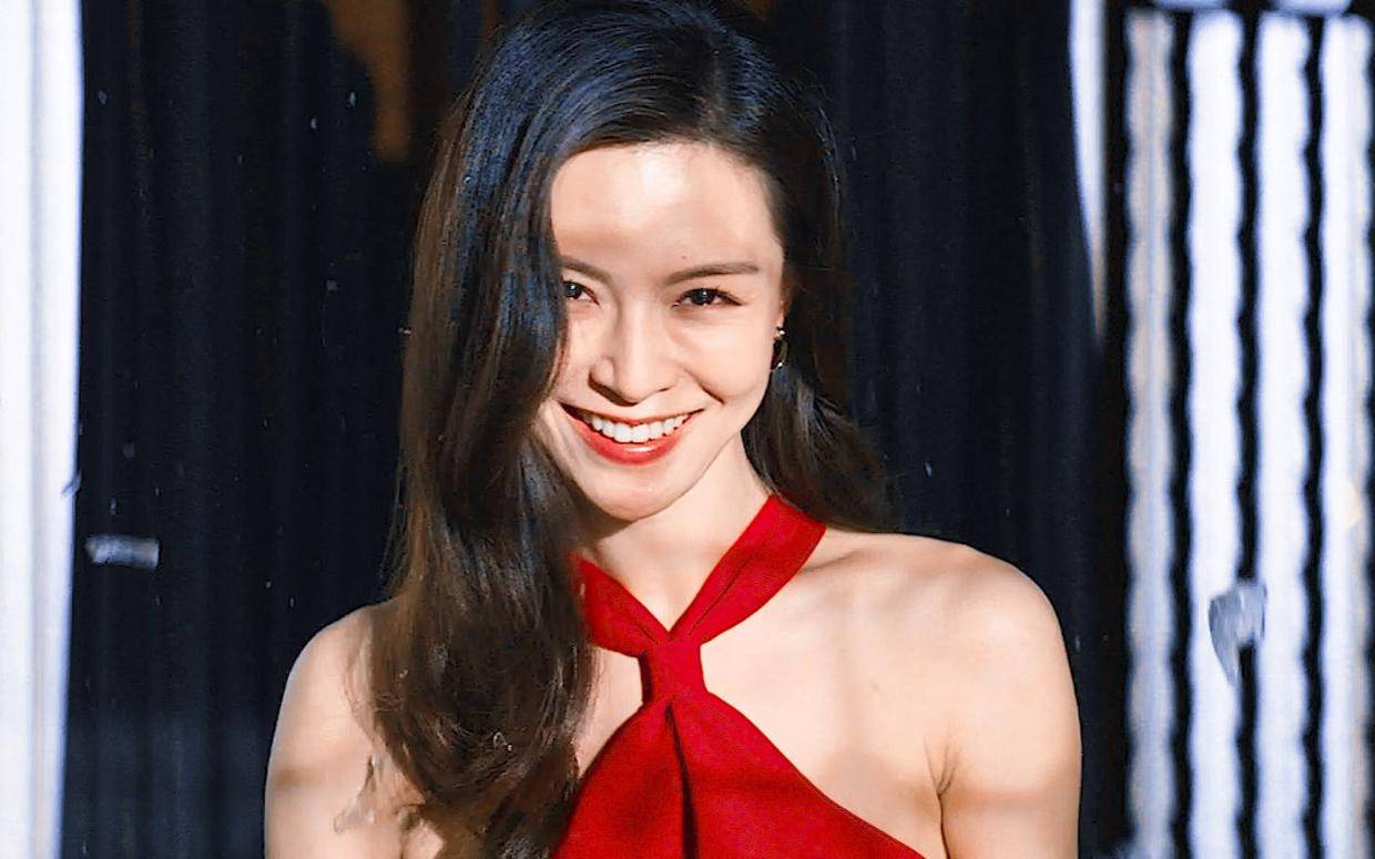 “妻子在试衣间失踪，多年后丈夫在畸形秀上认出了她，此时妻子已经被做成了人彘，真实事件改编”#消失的她看得太爽了 #电影消失的她 #消失的她好适合结伴