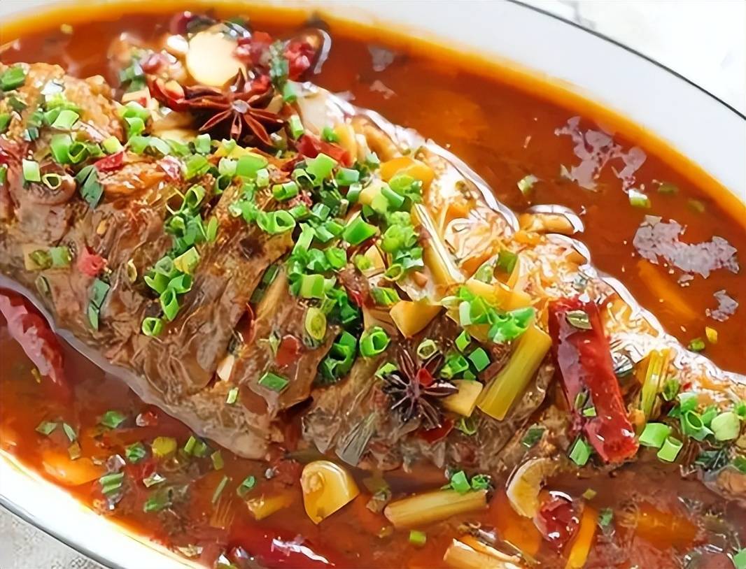 炖鱼“最去腥”的3种调料，一条鱼放3克，鱼肉鲜嫩无腥味