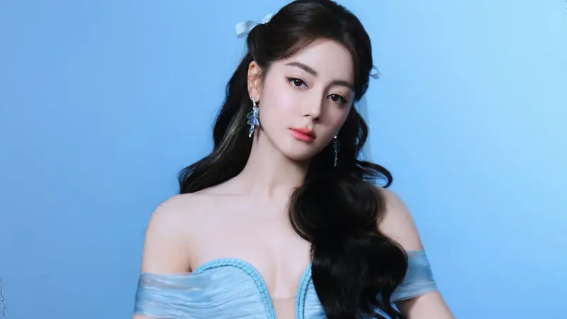 迪丽热巴穿蓝色透视纱裙性感吸睛 白皙美腿若隐若现