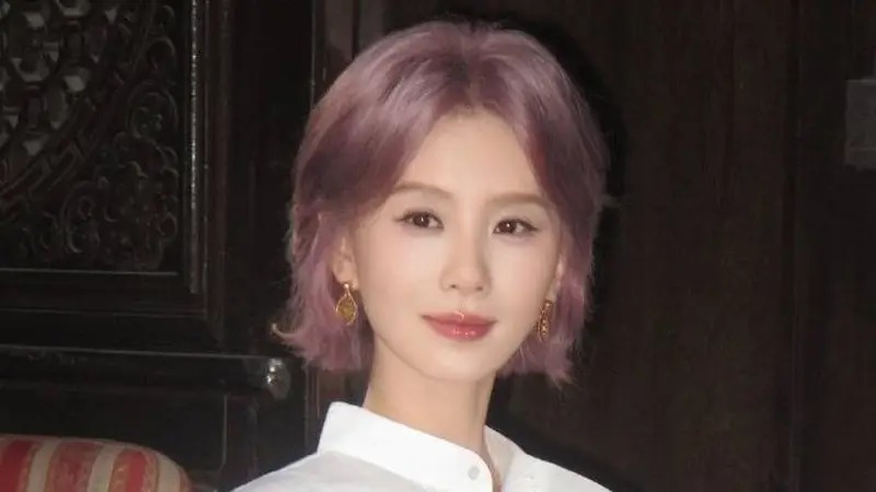 刘诗诗剪短发后像换了个人,穿白色衬衫裙好高级,美得差点认不出