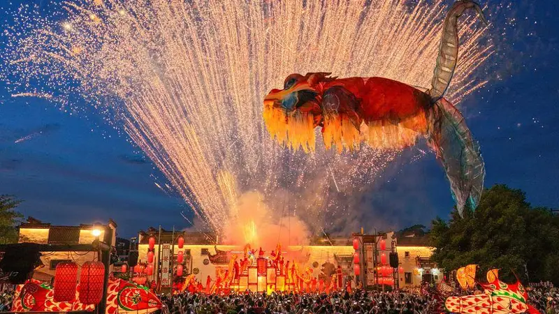 惊艳!安徽黄山“飞天鳌鱼”夜游表演点亮千年古村