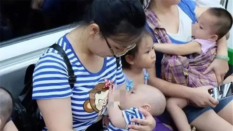 新手妈妈地铁喂奶遭指责,大妈霸气回怼:谁不是吃奶长大的?