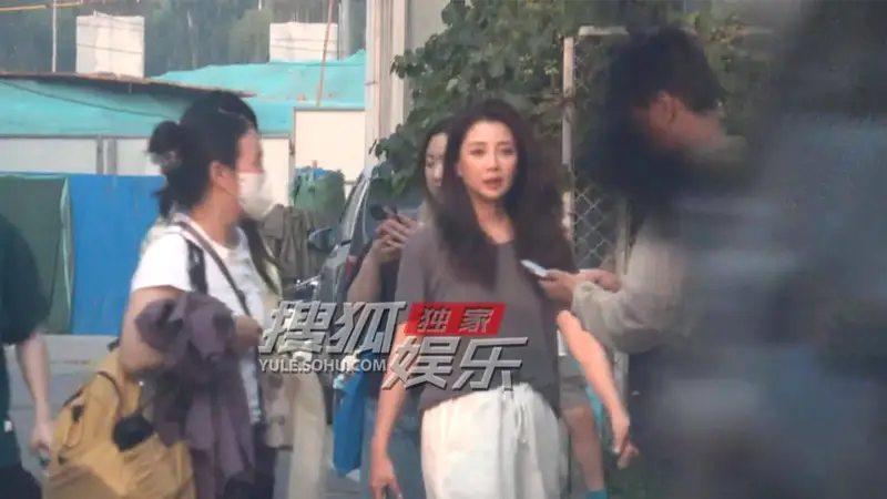 殷桃杂志拍摄收工 简约穿搭凸显绝佳体态