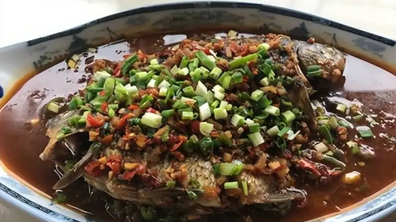 广丰豌豆烧鲫鱼：饶帮菜中的鲜香典范