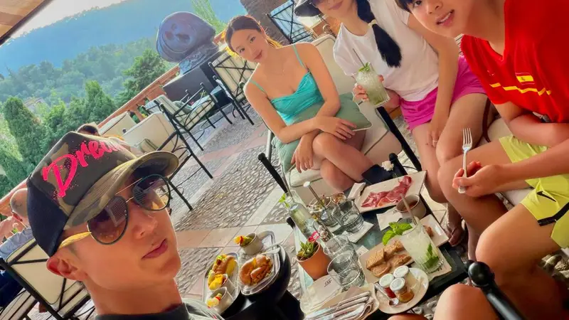 吴尊晒西班牙旅游照 一家四口同框合影温馨有爱