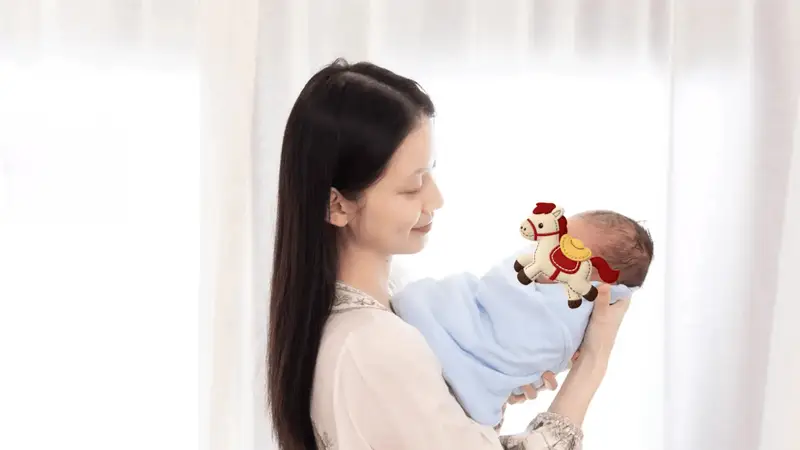演员孙伊涵晒产后照宣布当妈 怀抱小孩满脸幸福