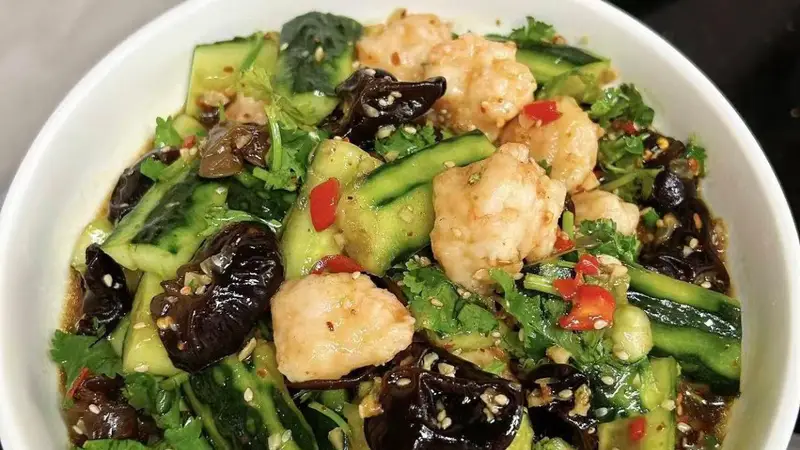 凉拌虾滑黄瓜木耳，酸辣开胃有秘诀？家常菜的隐藏美味等你解锁