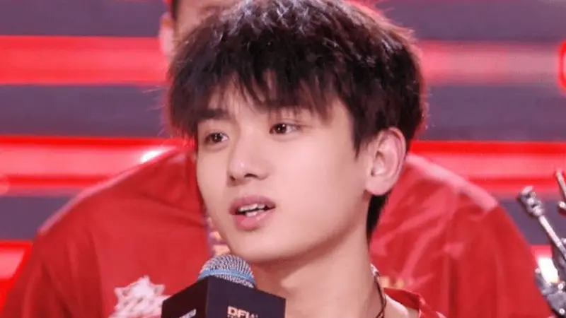 21岁小伙请假参加电竞比赛，获得世界冠军，老师以为他被骗进传销