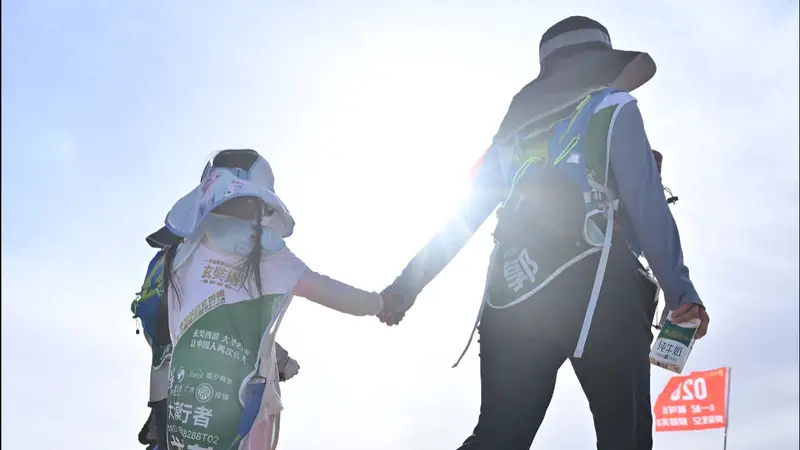 走完一场戈壁徒步团建后,很多人记住的不是公里数,而是身边那些
