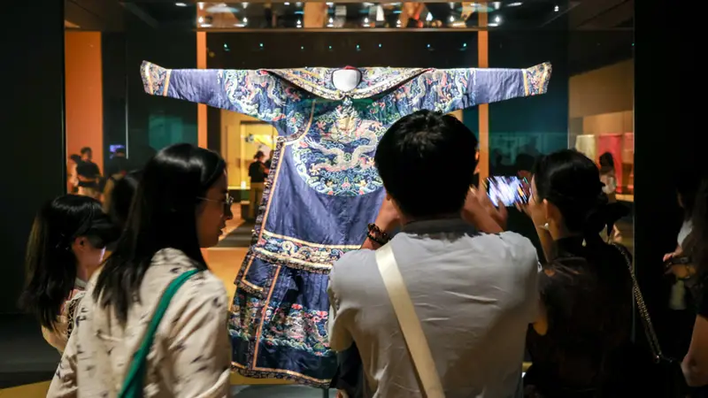 又一博物馆顶流IP抵沪:故宫织绣珍品现中式高定风华