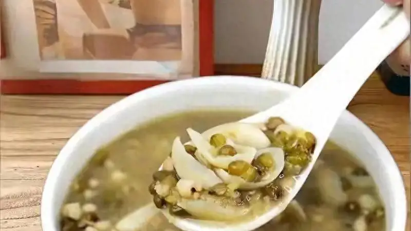 三伏天绿豆配它绝了!坚持喝这4碗汤,排湿排毒,肚子平睡得香
