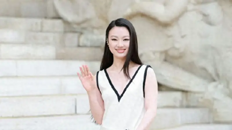 单依纯巴黎香奈儿高定秀场:黑白极简长裙演绎清冷优雅,生图状态松弛自信