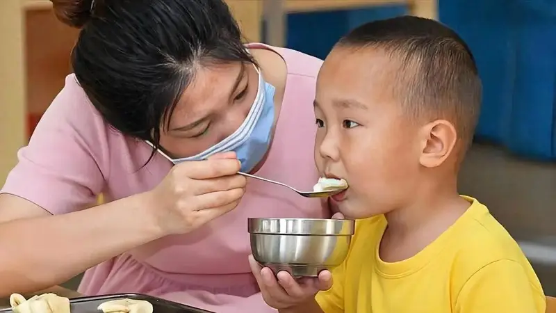 多喂孩子反而“害”了孩子,别再用“爱”来掩盖过度喂养的“罪”