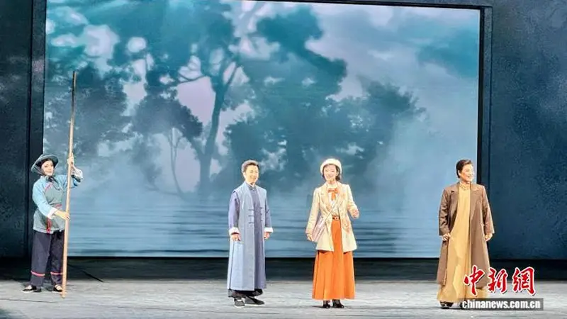 浙江杭州原创越剧现代戏《女班》首演