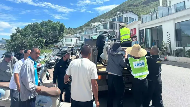 挖色镇强力整治路域环境 助力暑期旅游旺起来