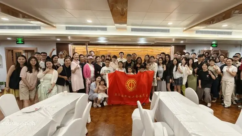 江风拂夏送清凉，凝心聚力向未来