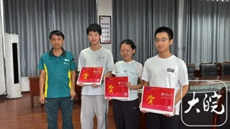 “17岁哥哥上中国科大15岁妹妹上北大”最新消息:15岁徐浩琳与同班同学陆旭景、鲍宇辰,一起收到北大录取通知书;班主任透露三位学霸共性