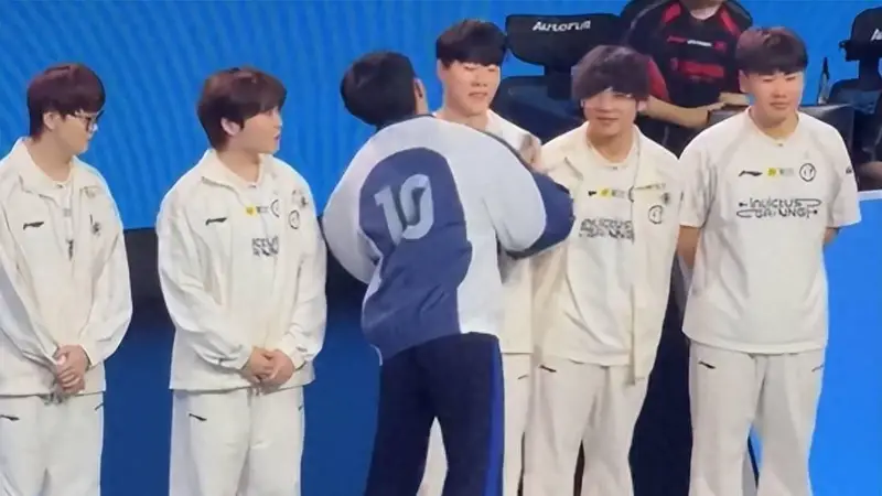 IG两连胜，Theshy现场差点被男粉强吻，迅速扭头躲开，有点吓人