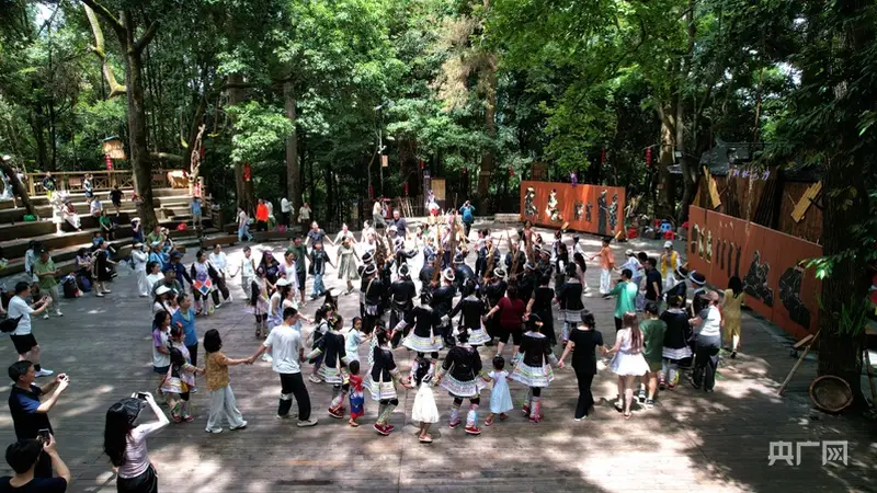 贵州从江岜沙苗寨人气火爆 民俗活动引游客纷至沓来