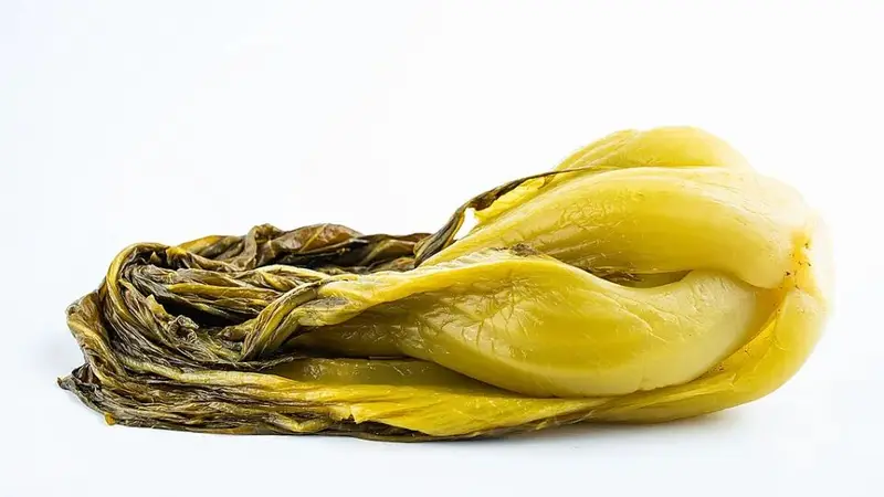 咸菜,是中国人最熟悉的下饭菜,但它到底能不能吃?榨菜、泡菜、酸菜、腐乳,真正的问题是什么