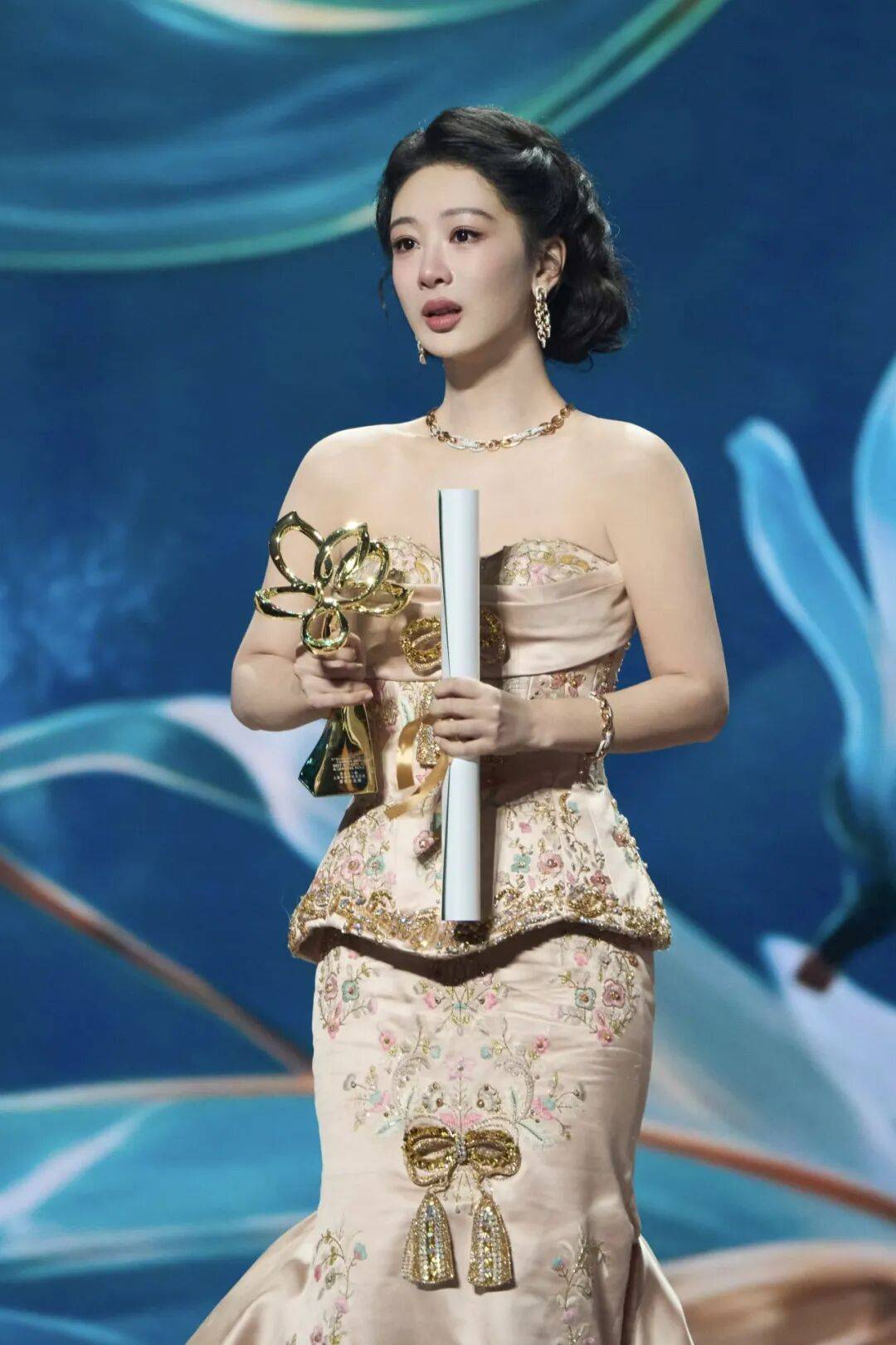 白玉兰视后换赛道了，国产剧终于不再只拍“家里的女人”