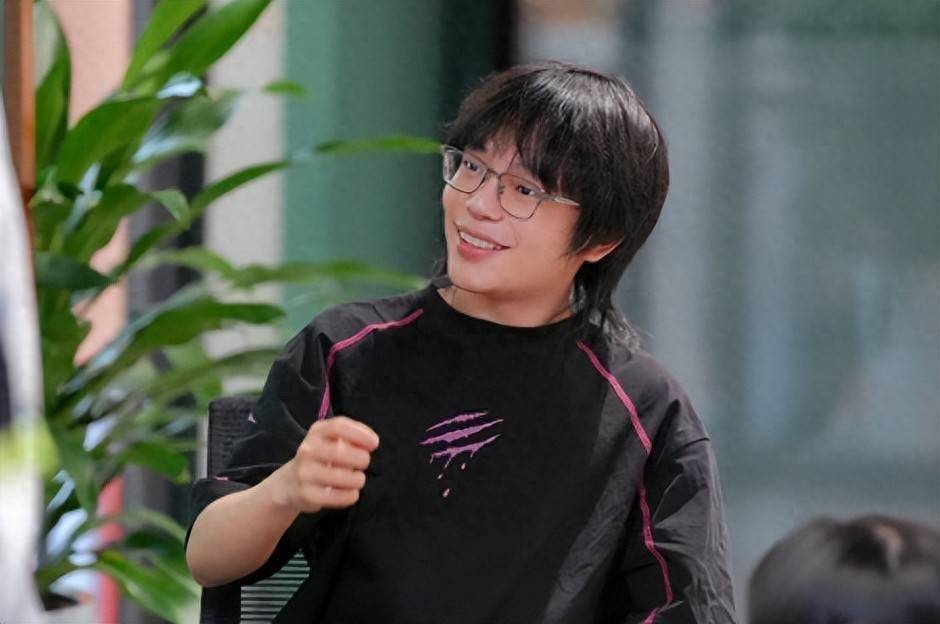 钟意正面回应首发问题，AG内部动荡大，陈穿都有可能上场