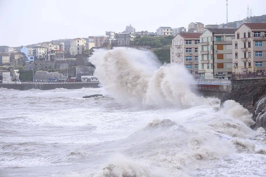 最新：“巴威”登陆地点有变！中央气象台发布今年首个暴雨红色预警！多地宣布“五停”，沪杭机场取消航班超400架次