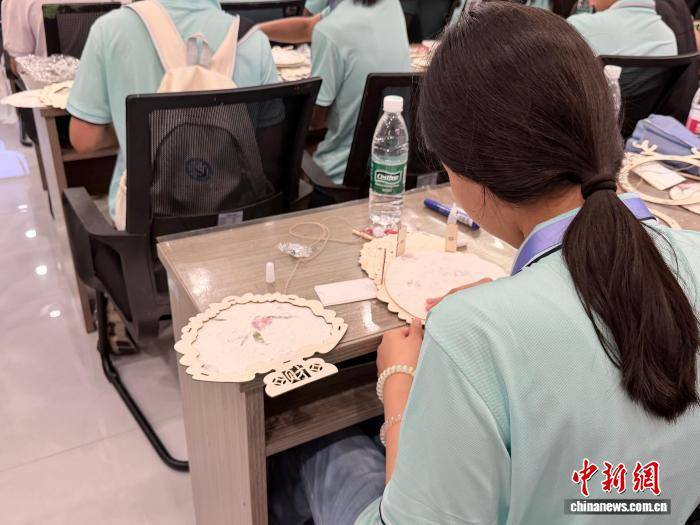 美国华裔青少年巴蜀行：为光“塑形”，为土“赋彩”