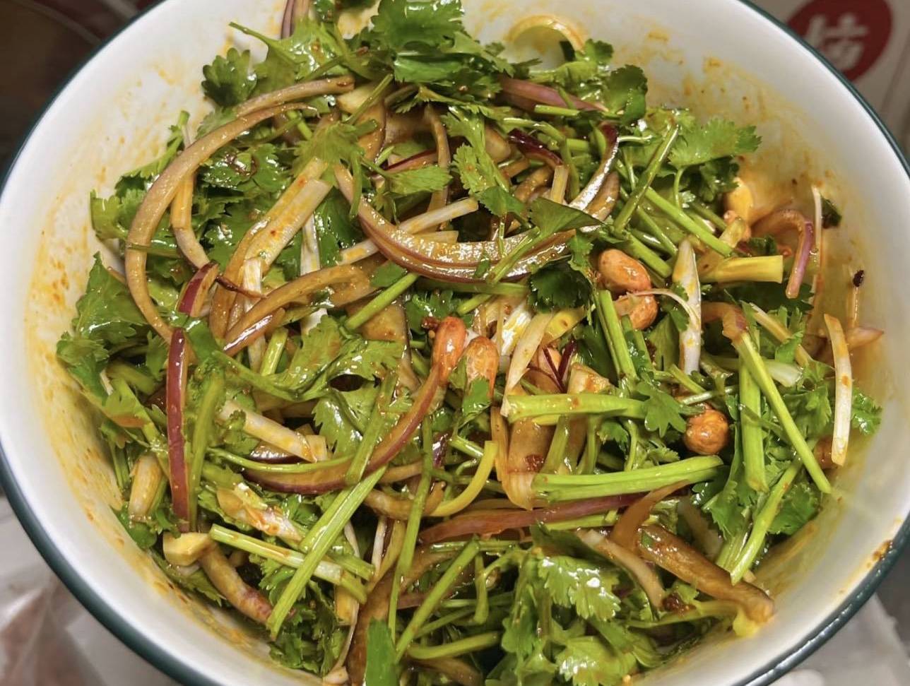 这菜名字听着挺猛呀？东北家常老虎菜，脆辣开胃夏天吃着正合适