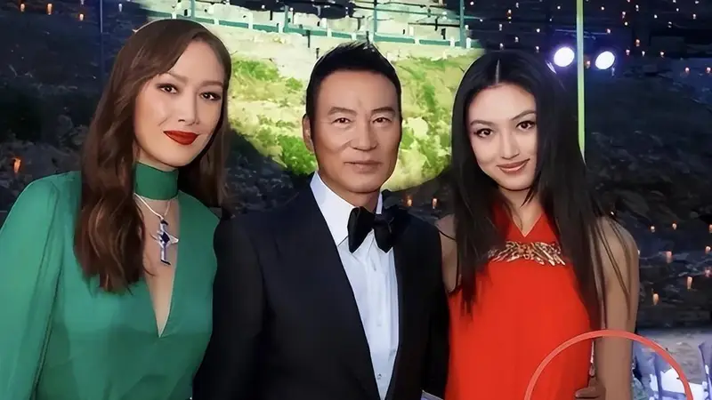 原创71岁任达华香港素颜逛街像50+，闺女太火辣，胸大腿长有明星范