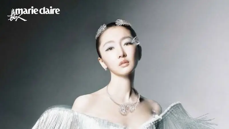 周冬雨嘉人羽翼大片封神!指尖羽毛美甲太绝,温柔又高级