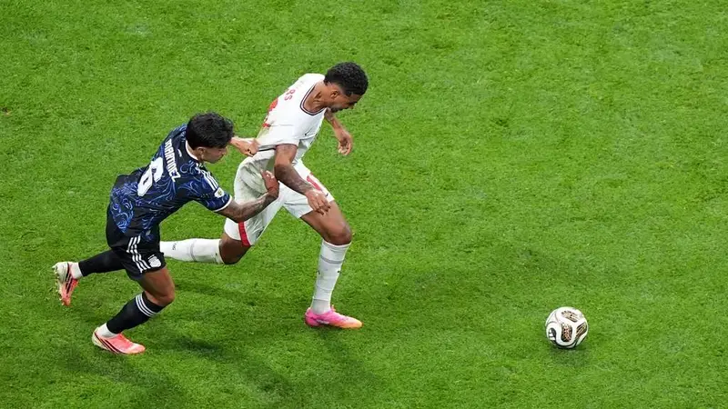第42分钟利桑德罗-马丁内斯拉拽罗杰斯 主裁出示黄牌