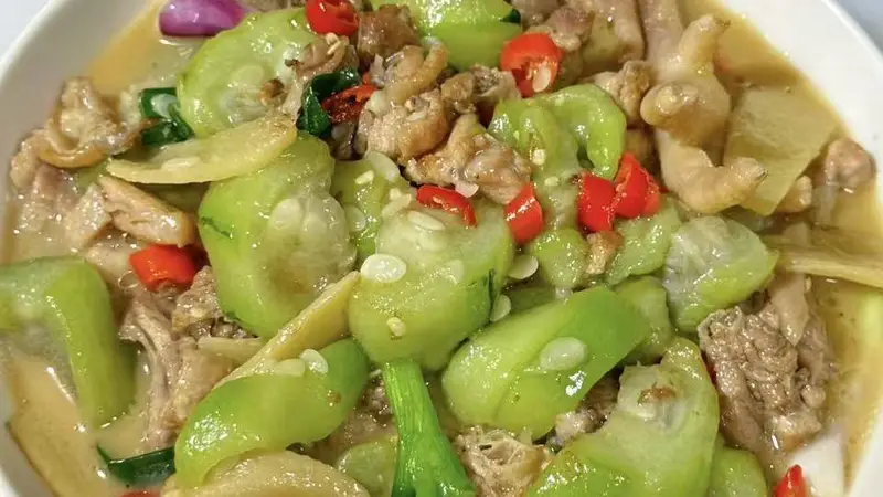 丝瓜焖鸡,一勺鲜汤里的夏日清凉