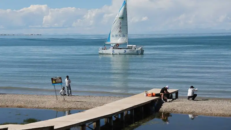 青海湖夏日碧水蓝天引游客竞相打卡