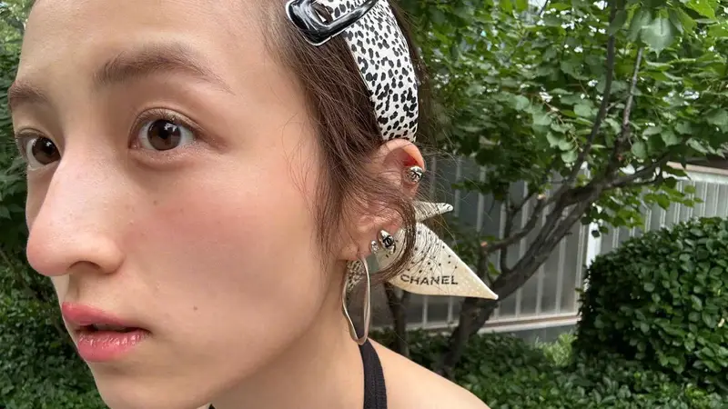 张子枫晒户外随拍，脸颊凹陷瘦成“纸片人”引热议