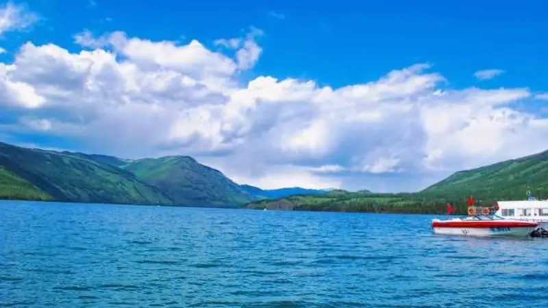 阿勒泰秘境三重奏：晨雾禾木、碧湖喀纳斯与峡谷可可托海深度游