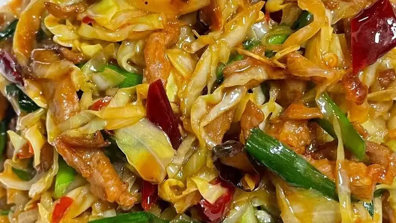 爆炒包菜肉丝:十分钟搞定下饭神器,脆嫩入味比肉还香