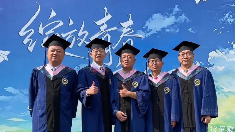 46岁父亲硕士毕业，女儿：父亲很爱学习，未来如果读博家人会支持