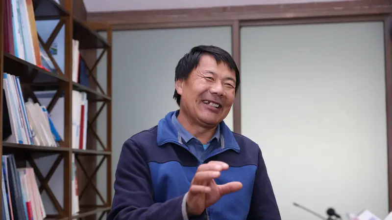 外卖骑手获鲁迅文学奖,低处飞行也能抵达人生高处 |新京报快评