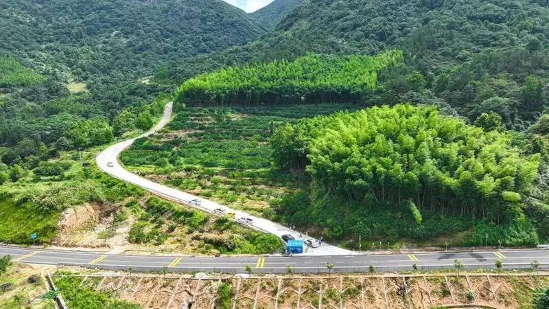 暑期登山客流攀升 三溪乡设军峰山劝导站筑牢安全防线