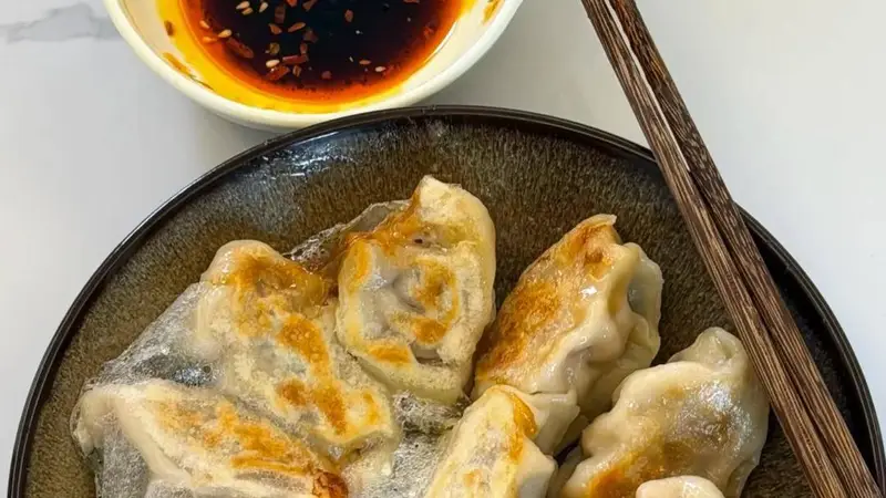 煎饺底托够不够酥脆，面水很关键，教你早餐店不外传的比例，金黄香脆