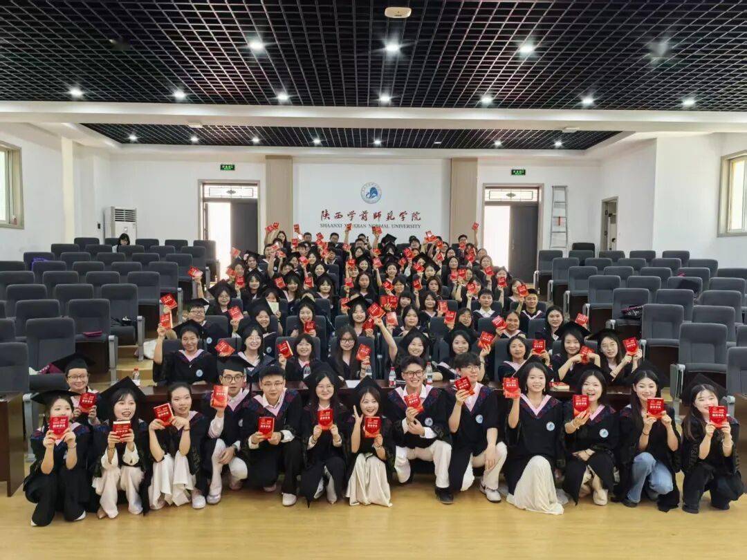 连续十一年毕业典礼送字典 | “带一本《新华字典》走上讲台”活动在陕西西安举行